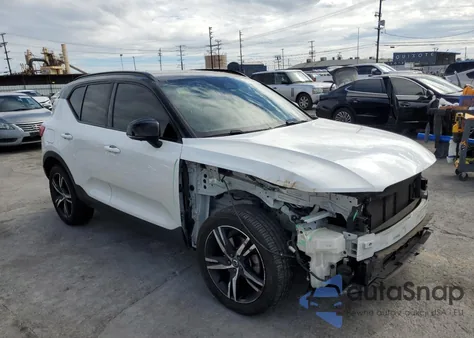 2019 Volvo Xc40 T5 Momentum z USA, uszkodzony, nr VIN YV4162XZ0K2004752
